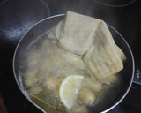 Foto del paso 3 de la receta: Muslos de pollo asados en freidora de aire con papas arrugas y mojo de pimiento