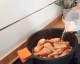Foto del paso 3 de la receta: Pollo en salsa de almendras garrapiñadas