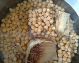 Foto del paso 1 de la receta: Garbanzos con carne y ajos