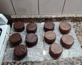 Foto del paso 6 de la receta: Alfajores de dulce de leche bañados con chocolate🍫