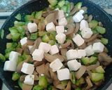 Foto del passaggio 4 della ricetta Zucchine, funghi e feta