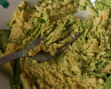 Foto del paso 3 de la receta: Huevos rellenos de aguacate