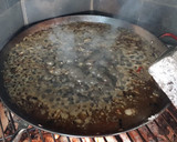 Foto del paso 3 de la receta: Arroz negro con rape y calamar al alioli a la leña