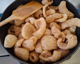 Foto del paso 2 de la receta: Chicharrón esponjoso en salsa roja con nopales