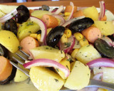Foto del paso 5 de la receta: Ensalada de patatas nuevas con Frankfurt de pollo, maíz, uvas negras y cebolla morada