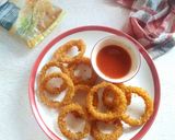 Foto langkah ke 3 dari resep Onion Rings Crispy / Bawang Bombay Goreng Tepung.
