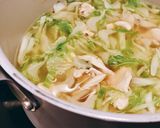Hình bước làm 3 của món Canh Ức Gà & Lá Súp Lơ Trắng