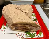 Foto del paso 8 de la receta: Tronco de Navidad 🎄🎁 relleno de nata y praliné de avellanas y chocolate sin lactosa
