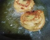 A picture of step 4 of Maharashtrian Vada Pav.