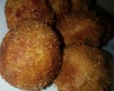 A picture of step 5 of Spicy Potato balls.