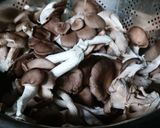 รูปขั้นตอนการทำที่ 1 ของ แกงเห็ดนางฟ้าภูฐานใส่หมูแดดเดียว