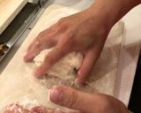 Hình bước làm 3 của món Pizza của anh xã (có video trong bước làm)