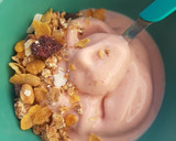 Foto del paso 3 de la receta: Helado saludable de banana y frutilla - Smoothie bowl