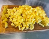 Une image de l'étape 3 de Salade de fruits rouges, ananas et raisin.