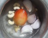 A picture of step 1 of Egg gravy.