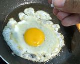Foto langkah ke 2 dari resep Telur ceplok saus lada hitam.