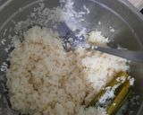 Foto langkah ke 1 dari resep Lemper Ayam ala Holl*nd Bakery.