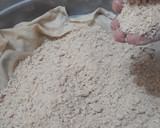 வறுத்த கோதுமை மாவு புட்டு ரெசிபி ஸ்டேப் 3 புகைப்படம்