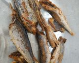 Foto langkah ke 2 dari resep Tumis Ikan Asin, Cabe Ijo, Daun Bawang.