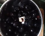 A picture of step 2 of Strawberry grapes mocktail.