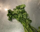 Une image de l'étape 11 de Carottes fanes confites au miel sauce ricotta, skyr et coriandre.