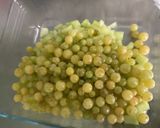Une image de l'étape 7 de Salade de fruits aux deux melons, raisins et abricots.