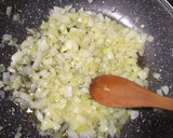 Foto del paso 2 de la receta: Merluza en salsa de cebolla (a mi manera)