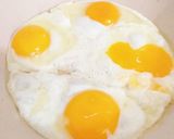 Hình bước làm 3 của món Mì gói xào xúc xích và trứng ốp la