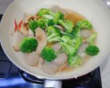 Foto langkah ke 2 dari resep Brokoli tumis bakso.