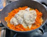 Une image de l'étape 15 de Poulet mariné aux carottes, champignons, épices et coriandre.