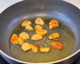 Foto del paso 4 de la receta: Patatas al ajillo colorado