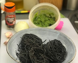 Foto del paso 1 de la receta: Receta fusión: Pasta negra con pesto de almendras, ajo confitado y un toque picante 🌶