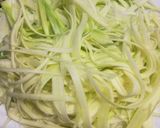 Foto del paso 2 de la receta Tallarines de Calabacín con gulas y salmón