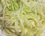 Foto del paso 2 de la receta: Tallarines de Calabacín con gulas y salmón