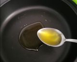 Foto del paso 2 de la receta: Habitas baby en aceite con jamón, boletus y huevo escalfado sobre picatostes