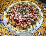 Une image de l'étape 12 de Salade de pommes de terre, tomates et oignon doux à l’ail frais et thon mariné.