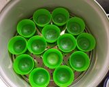 Foto langkah ke 5 dari resep Kue Lapis Pandan Mini.