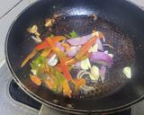 Foto del paso 3 de la receta: Filete de pescado salteado con pimiento, sobre lecho de tomato y lechuga