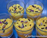Foto del passaggio 3 della ricetta Cremoso di ricotta con gocce di cioccolato, pistacchi e purea di mango