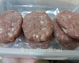 Foto langkah ke 1 dari resep Bekal Praktis Beef Patty Burger Teriyaki #MaMaKei.