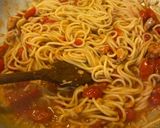 Foto del passaggio 3 della ricetta Spaghetti in padella 76 tonno e pomodorini busara style