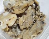 Foto langkah ke 1 dari resep Oseng kerang kijing pedas.