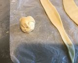 Une image de l'étape 4 de Feuilletés pruneaux et cantal.
