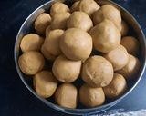 बेसन लाडू (Besan Ladoo Recipe In Marathi) रेसिपी स्टेप 3 फोटो 