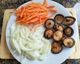 Foto del paso 5 de la receta: Wok de fideos de arroz con pollo, langostinos, verduras y salsas chinas