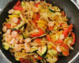 Pas rețetă Noodles cu creveți și legume 4 fotografie
