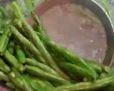 A picture of step 2 of Garlic pork with fried green bean.