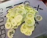 Une image de l'étape 5 de Salade de concombre et carottes au basilic crème de balsamique.