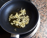 Foto del paso 1 de la receta: Tortilla de ajetes con queso