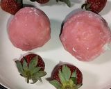 Foto langkah ke 4 dari resep Mochi isi strawberry.